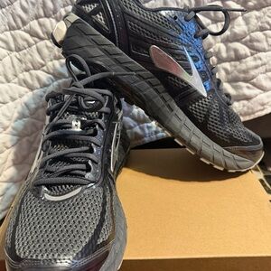 Brooks Men's Beast 16 Black Running Shoes